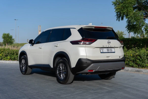  White Nissan Xtrail Photo 3