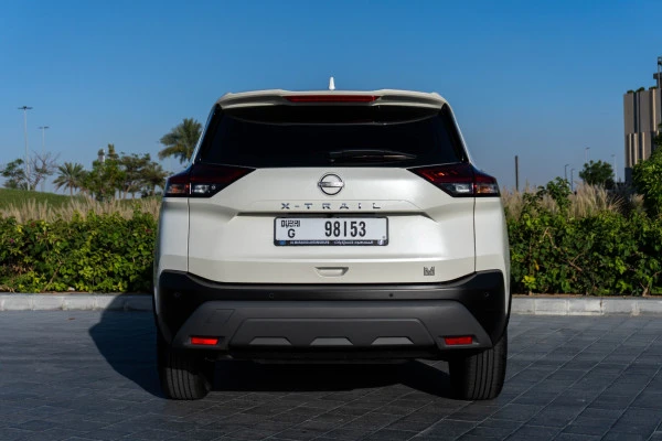  White Nissan Xtrail Photo 4