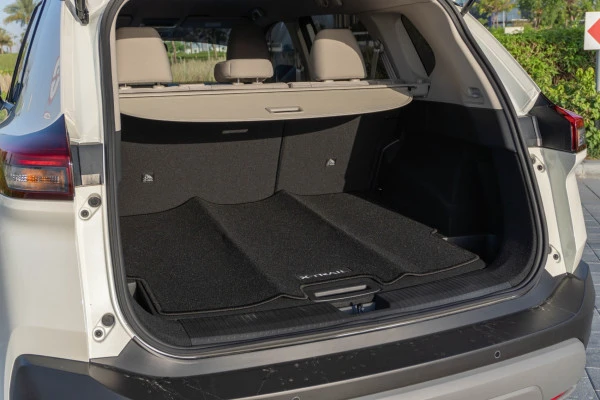  White Nissan Xtrail Photo 10