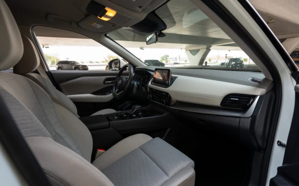  White Nissan X-Trail Photo 9