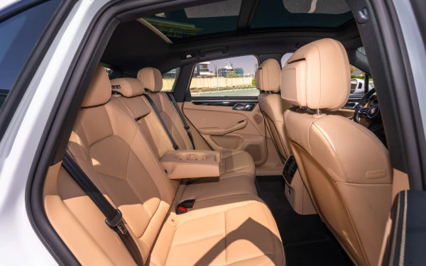  White Porsche Macan Photo 6