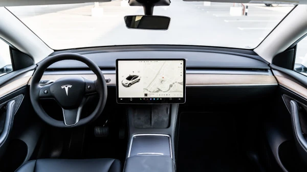  White Tesla Model Y Long Range Photo 4