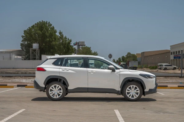  White Toyota Corolla Cross Photo 2