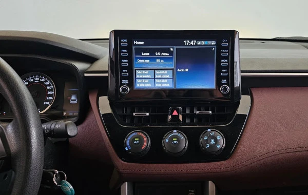  White Toyota Corolla Cross Photo 2