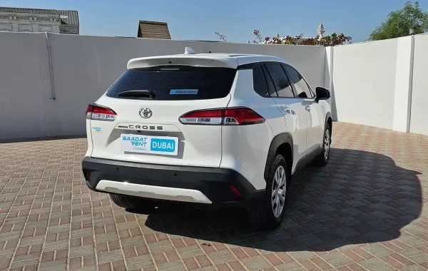  White Toyota Corolla Cross Photo 4