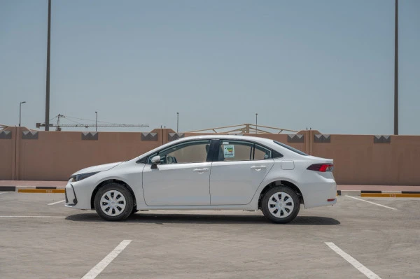  White Toyota Corolla Photo 4