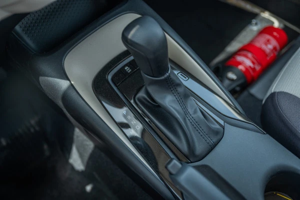  White Toyota Corolla Photo 7