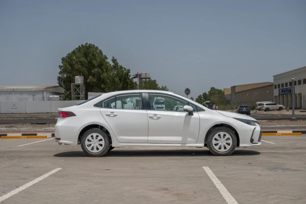  White Toyota Corolla Photo 3