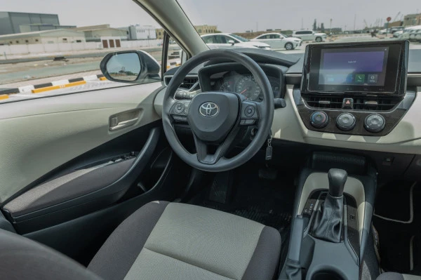  White Toyota Corolla Photo 7