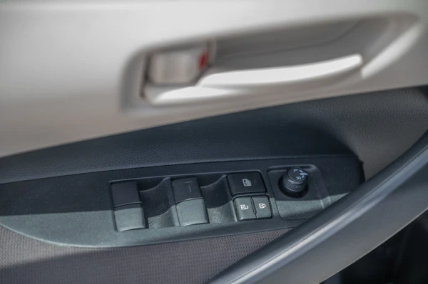  White Toyota Corolla Photo 11