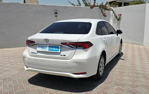  White Toyota Corolla Photo 2