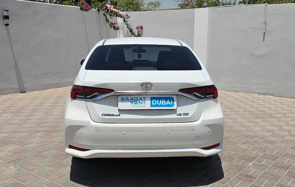  White Toyota Corolla Photo 3