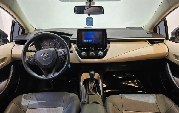  White Toyota Corolla Photo 4