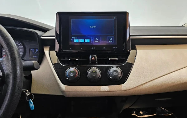  White Toyota Corolla Photo 5