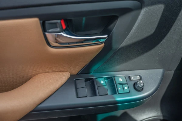  White Toyota Fortuner Photo 16