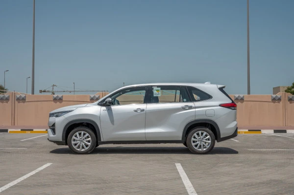  White Toyota Innova Photo 3