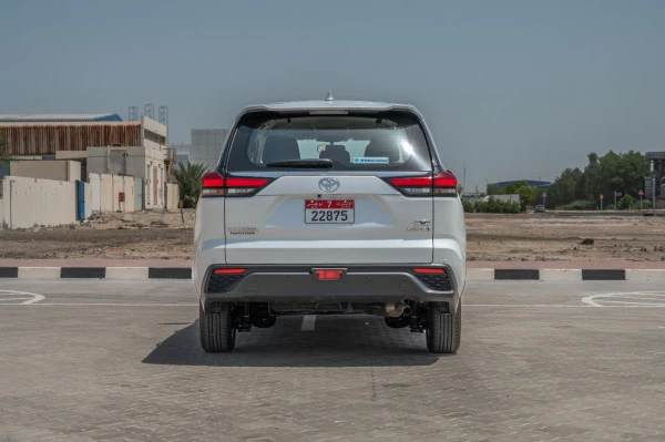  White Toyota Innova Photo 4