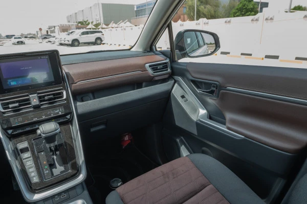  White Toyota Innova Photo 9