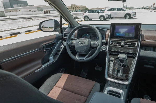  White Toyota Innova Photo 4