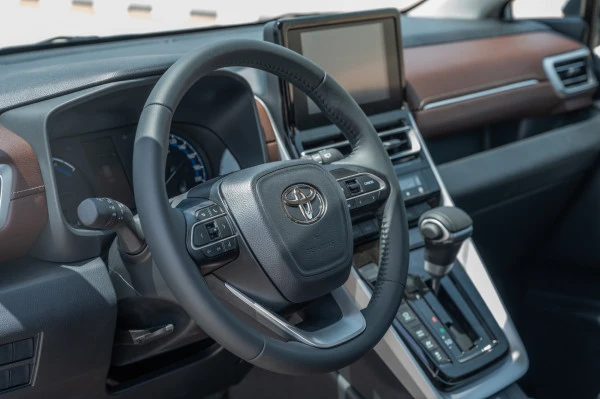  White Toyota Innova Photo 5