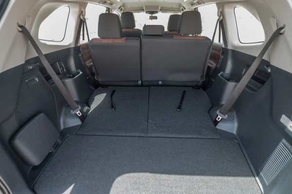  White Toyota Innova Photo 10