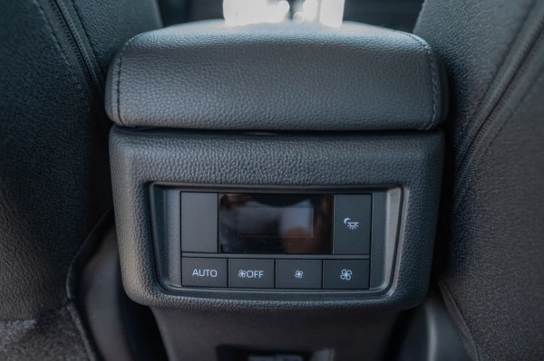  White Toyota Innova Photo 12