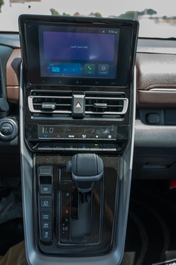  White Toyota Innova Photo 13