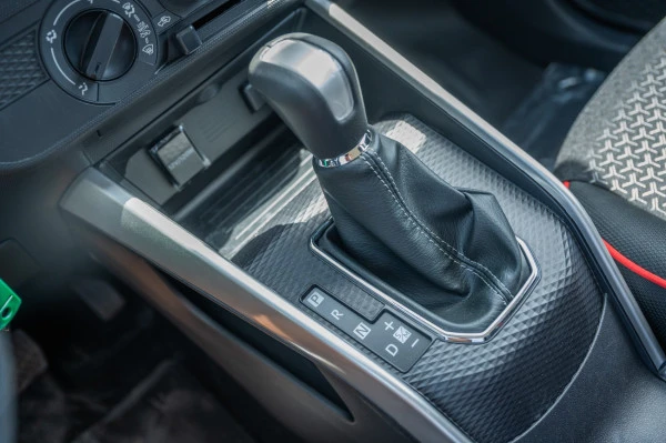  White Toyota Raize Photo 8