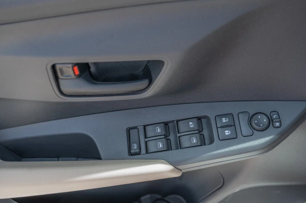  White Toyota Yaris Photo 10