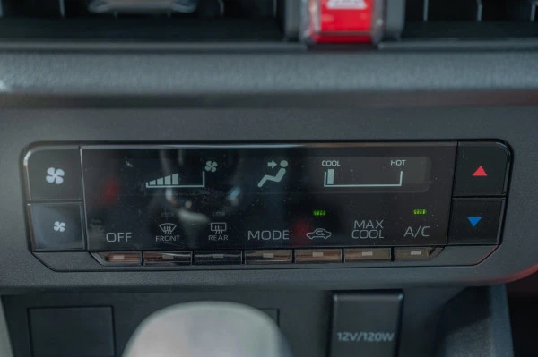  White Toyota Yaris Photo 11