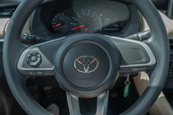  White Toyota Yaris Photo 12