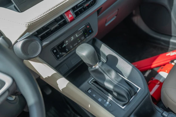  White Toyota Yaris Photo 10