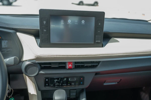  White Toyota Yaris Photo 11