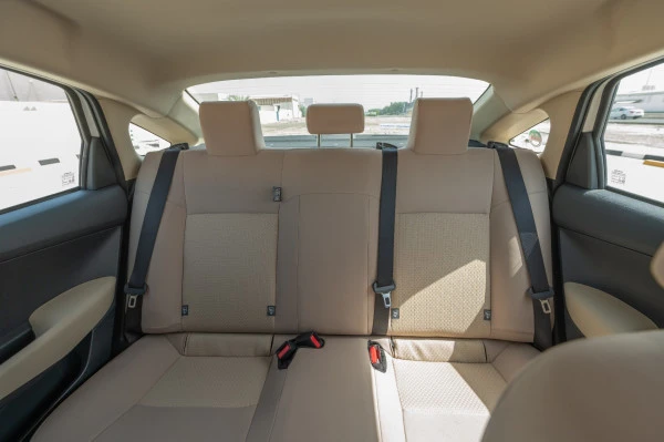  White Toyota Yaris Photo 12